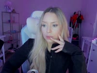 Hey daar! Mijn naam is Nina ❤️
Ik ben een lekkere geile dame en ik doe graag sexy dingen, zoals hier mijn grote kont en borsten laten zien hehe..