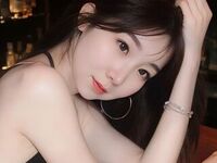 camgirl playing with vibrator HanaKel