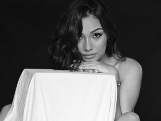 girl showing tits AmyZuri