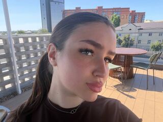 naked camgirl masturbating with vibrator JanieWeyhrauch