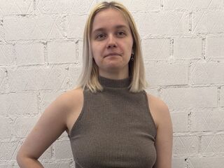 naughty camgirl fingering shaved pussy LatrishaSoprych