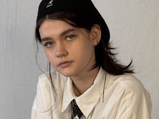 camwhore masturbating LeannMolineaux