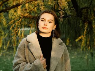 naughty camgirl masturbating with vibrator LinnDegnan